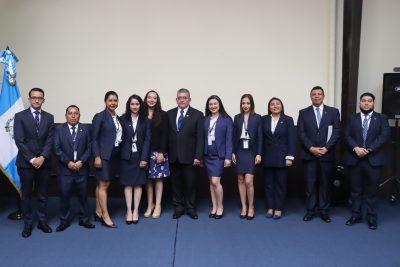 GOsIdiAXQAARpG--400x267